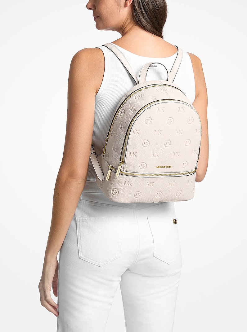Sac &agrave; dos Rhea de taille moyenne &agrave; logo grav&eacute; in CR&Egrave;ME L&Eacute;GER | Michael Kors