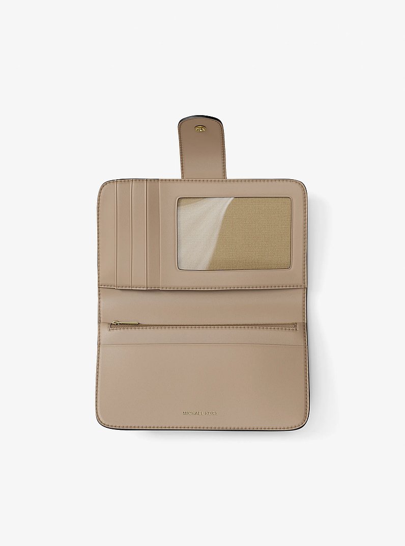 Cartera mediana de piel granulada con bloque de color y adorno MK curvo in [3914] | Michael Kors