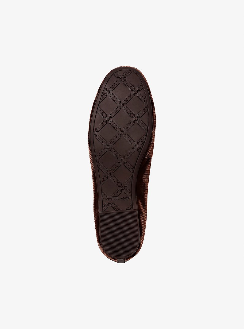 Chausson de ballet Savannah en velours avec logo en relief in NOIX DE MUSCADE | Michael Kors