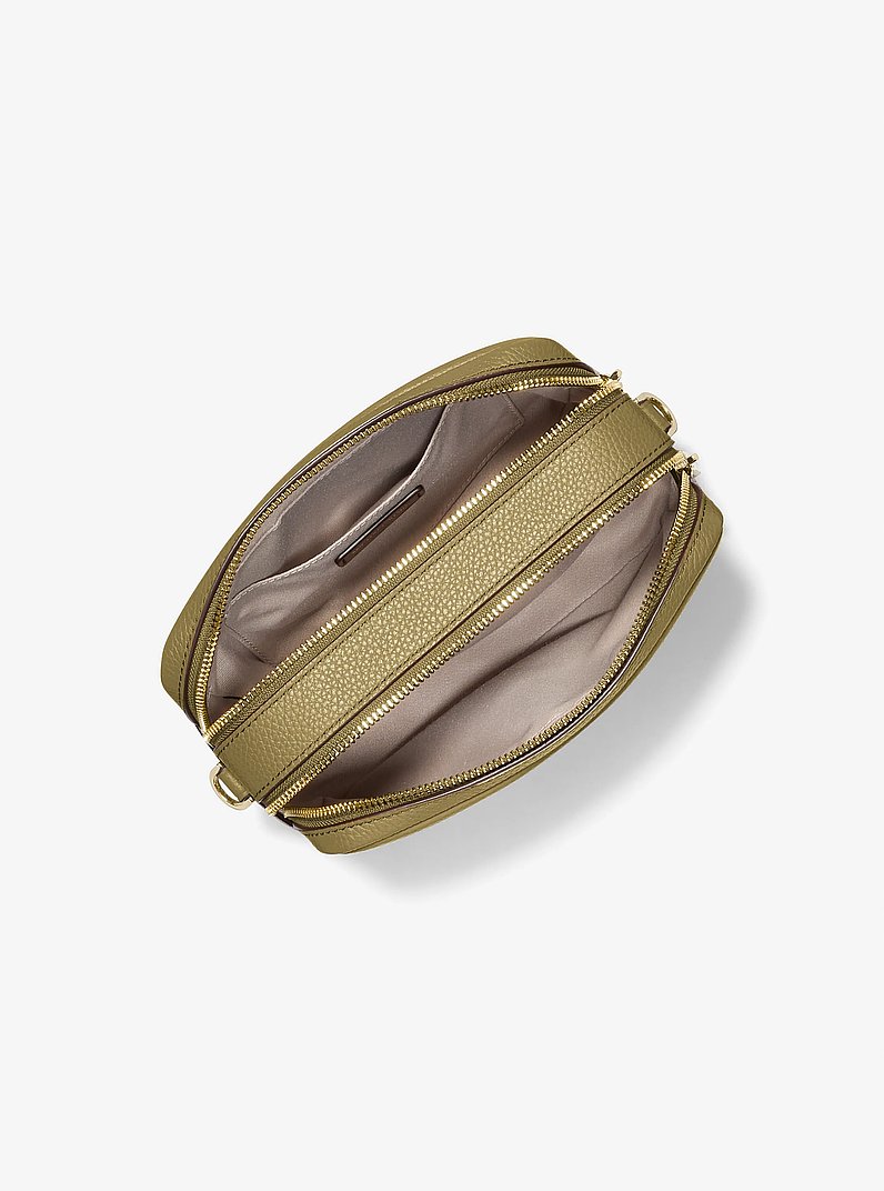 Sac &agrave; bandouli&egrave;re pour appareil photo Bryant de taille moyenne en cuir grain&eacute; in PISTACHE | Michael Kors