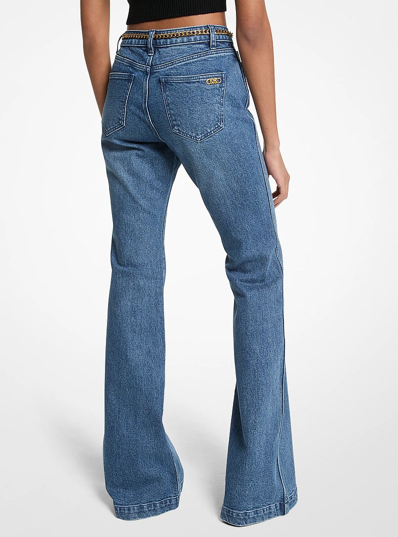 Jeans aus Stretch-Baumwolle mit Schlag und G&uuml;rtel in DUNKELBLAUE WASCHUNG. | Michael Kors
