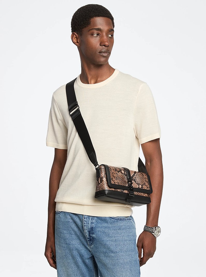 Bandolera Cyrus peque&ntilde;a de piel con dise&ntilde;o de serpiente en relieve in MADERA FLOTANTE | Michael Kors