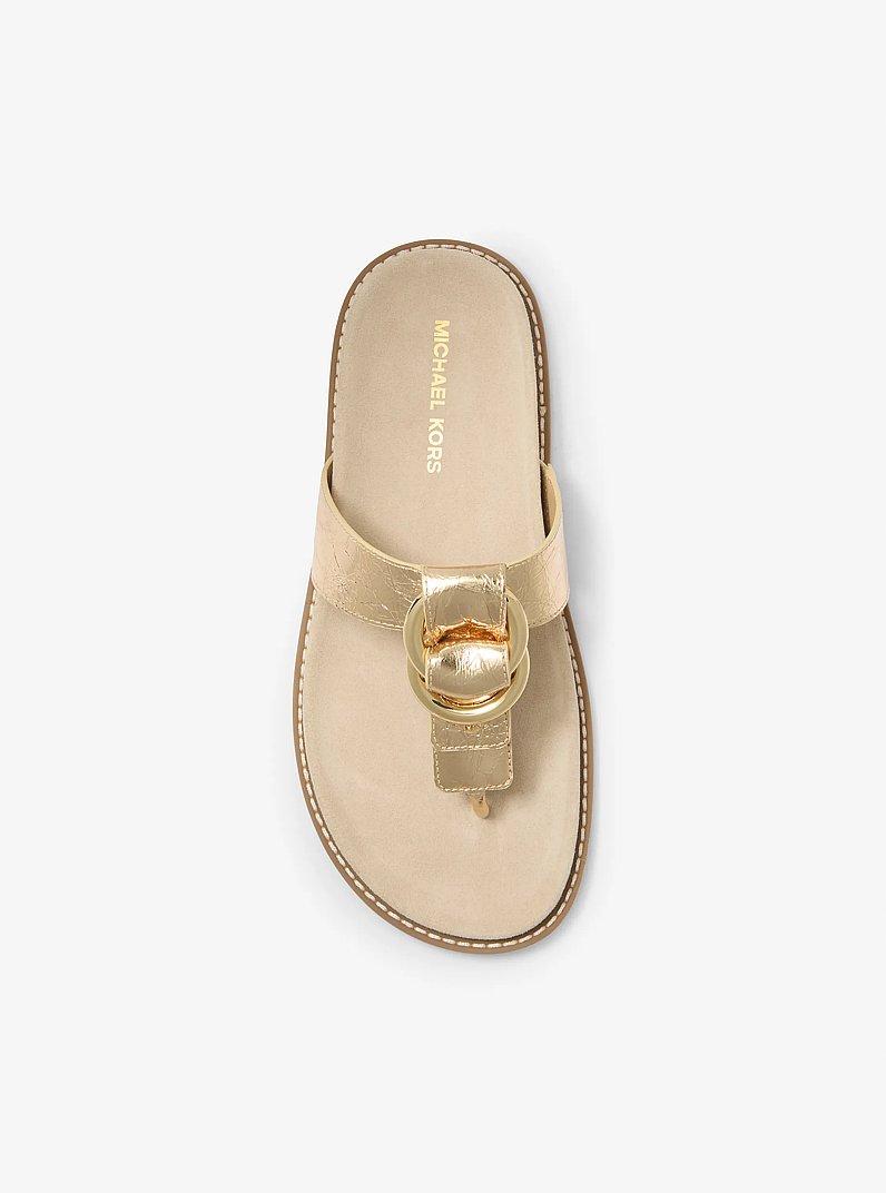 Sandalia Jaden de piel metalizada craquelada con tira en T in DORADO P&Aacute;LIDO | Michael Kors