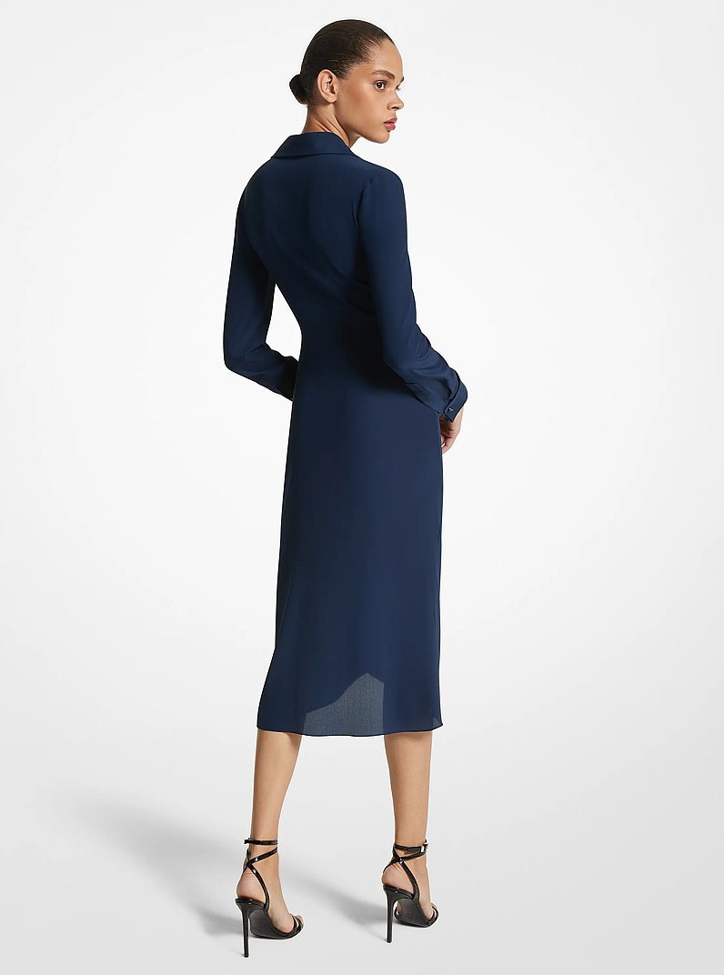 Vestido camiseiro com cruzado na frente em crepe de China de seda org&acirc;nica in AZUL-MARINHO | Michael Kors