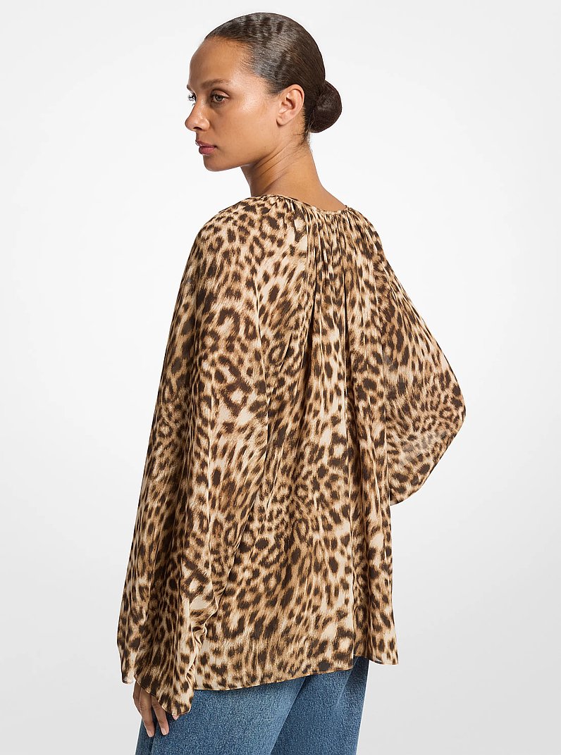 Vokuhila-Bluse aus Georgette mit Leopardenmuster in DUNKLES KAMELBRAUN | Michael Kors