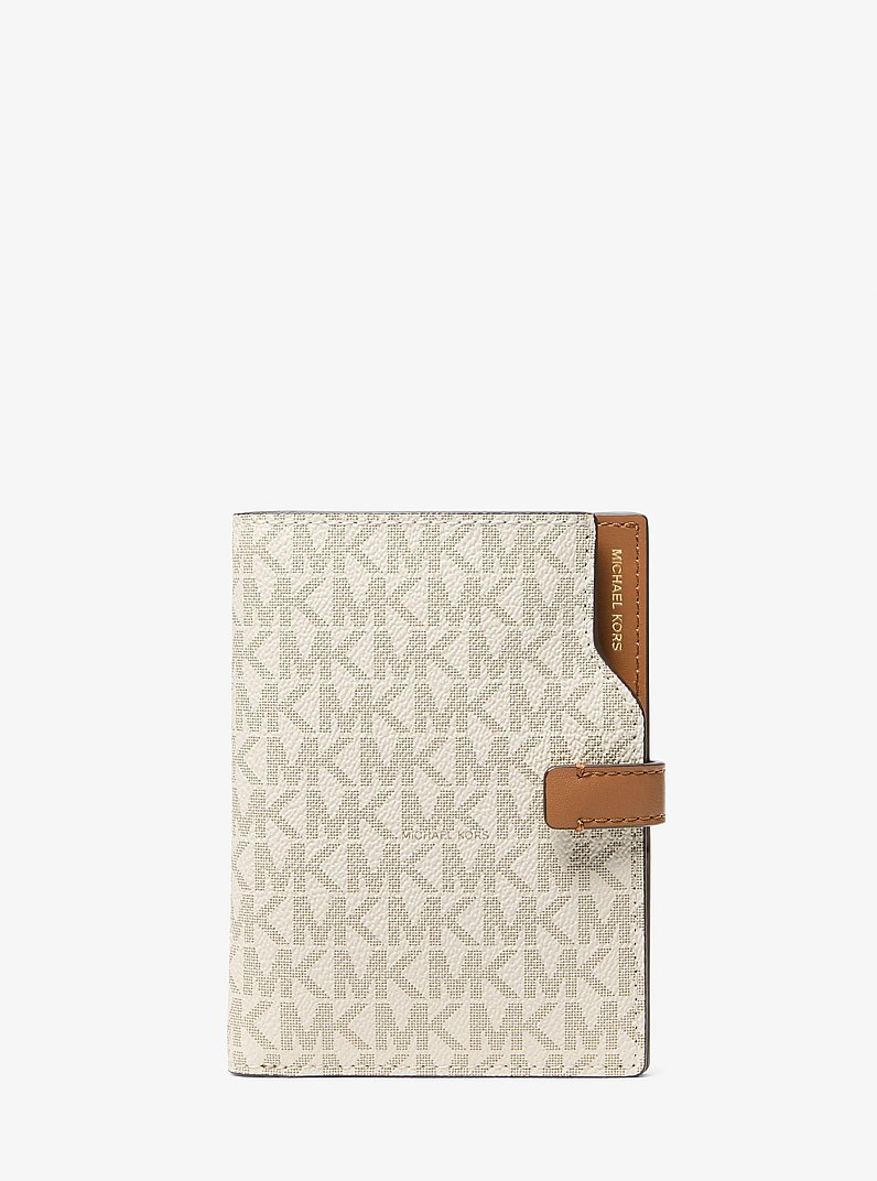 Porte-passeport Jet Set &agrave; logo Signature in VANILLE/NOISETTE | Michael Kors