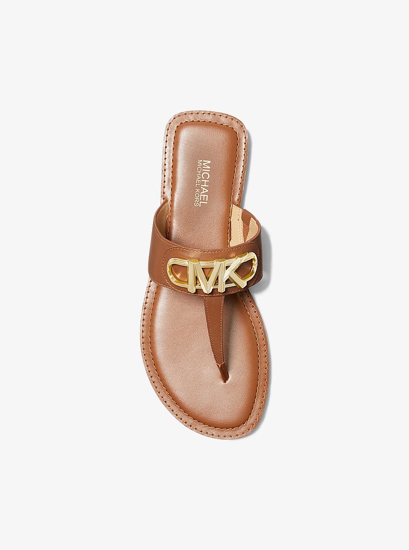 Sandalia Parker de piel con tira en forma de T in LUGGAGE | Michael Kors