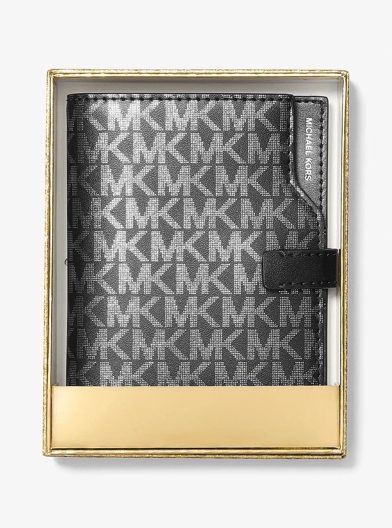 Portafoglio porta passaporto Jet Set con stampa logo metallizzata in NERO | Michael Kors