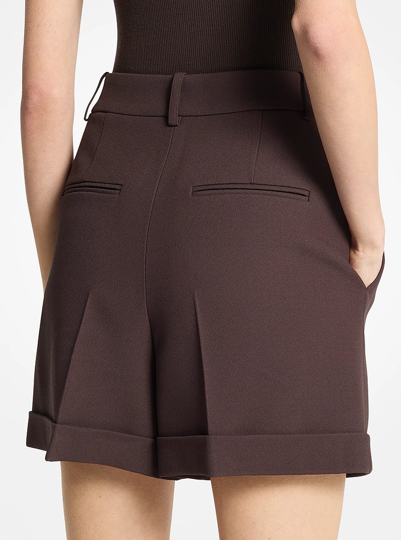 Shorts con pu&ntilde;o plisado de sabl&eacute; de crep&eacute; doble in CHOCOLATE | Michael Kors