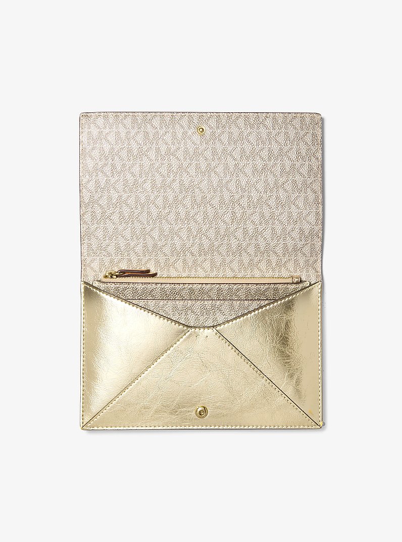 Petite pochette Jet Set Travel 2-en-1 m&eacute;tallis&eacute;e et &agrave; logo Signature in OR P&Acirc;LE | Michael Kors