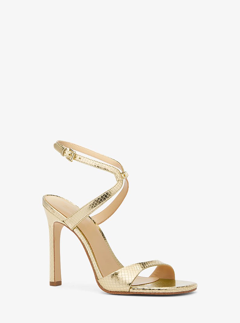 Sandale Amara en cuir m&eacute;tallis&eacute; gaufr&eacute; &agrave; motif de serpent in OR P&Acirc;LE | Michael Kors