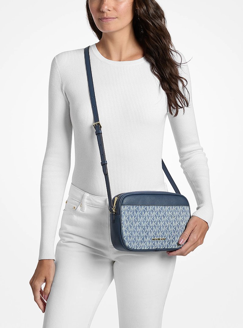 Sac &agrave; bandouli&egrave;re pour appareil photo Jet Set Travel en denim &agrave; imprim&eacute; &agrave; logo Signature in BLEU CLAIR R&Eacute;TRO LAV&Eacute; | Michael Kors