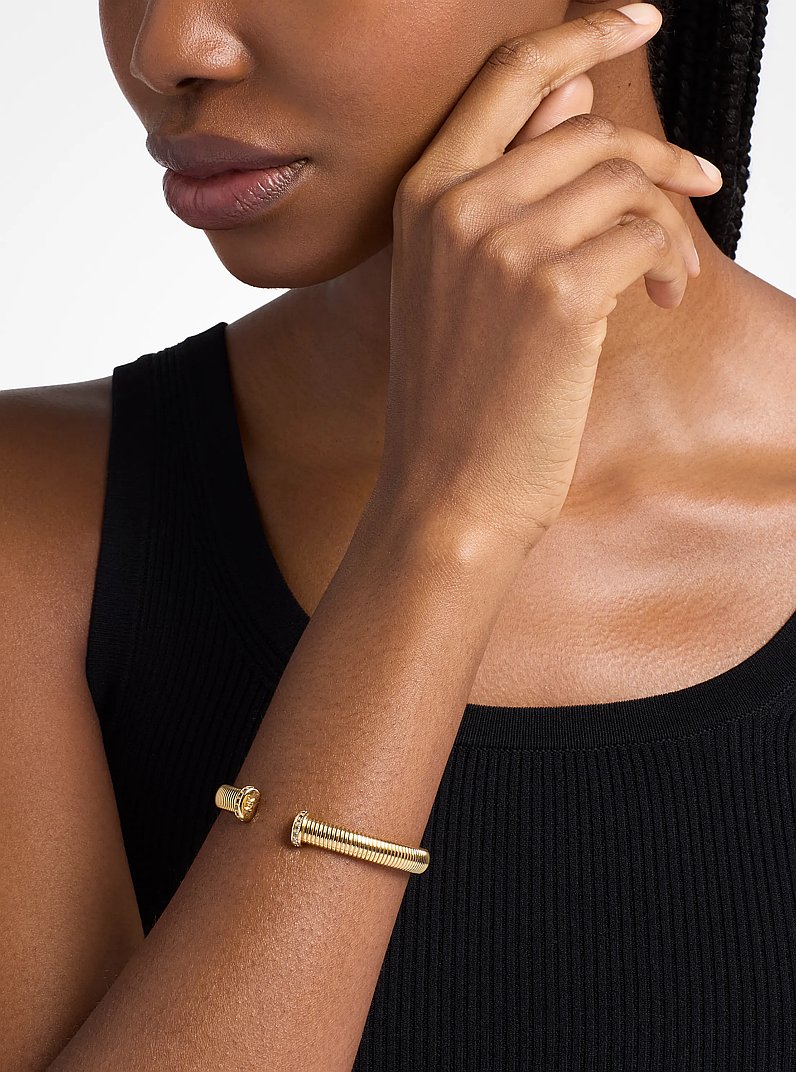 Brazalete flexible de cinta con incrustaciones de pav&eacute; in DORADO | Michael Kors