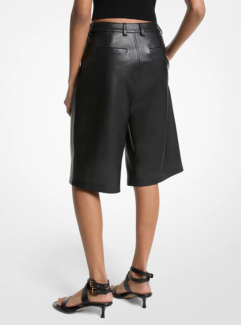 Bermudashorts aus Leder mit Bundfalten in SCHWARZ | Michael Kors