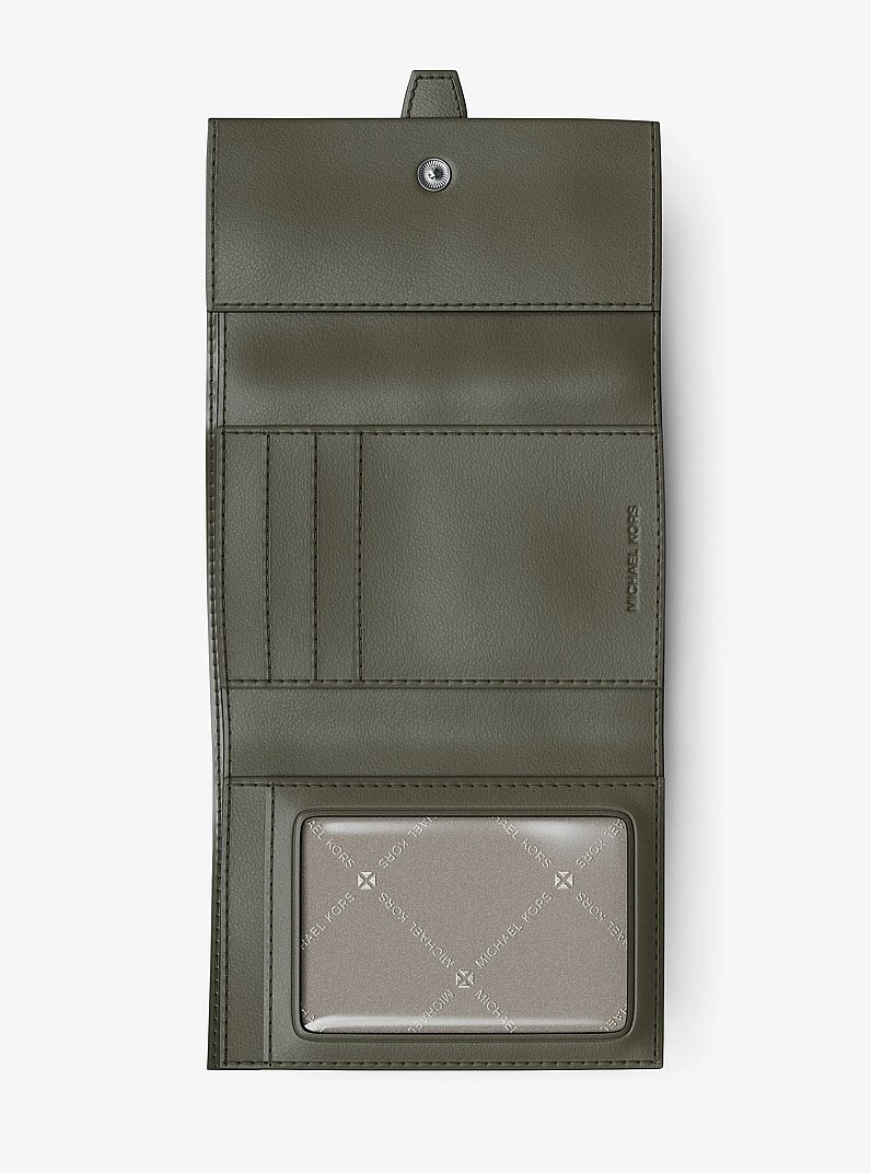 Billetera Greenwich mediana con tres pliegues de piel in OLIVA | Michael Kors