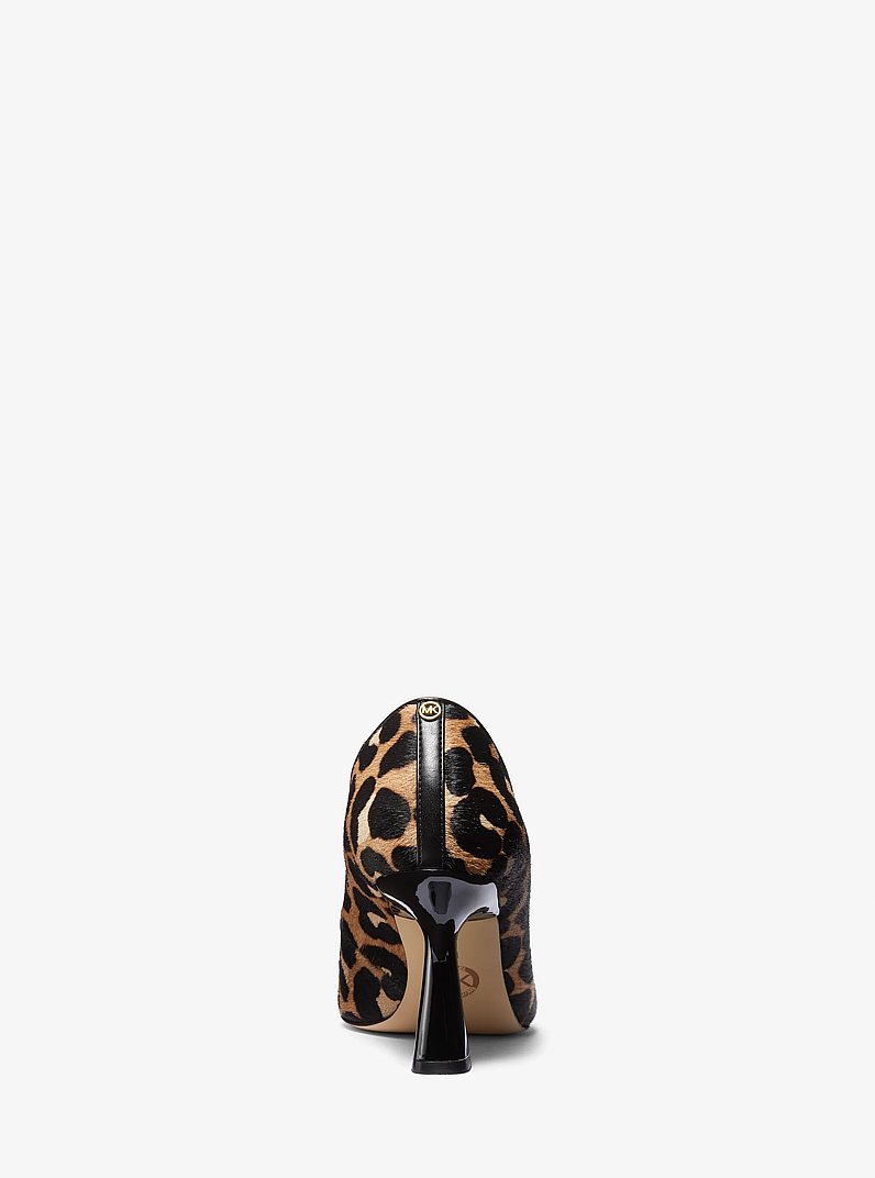 Sapato pump em pelo de bezerro com estampado de leopardo Clara