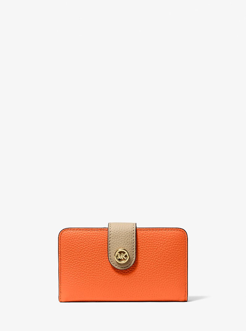 Cartera mediana de piel granulada con bloque de color y adorno MK curvo in [3766] | Michael Kors