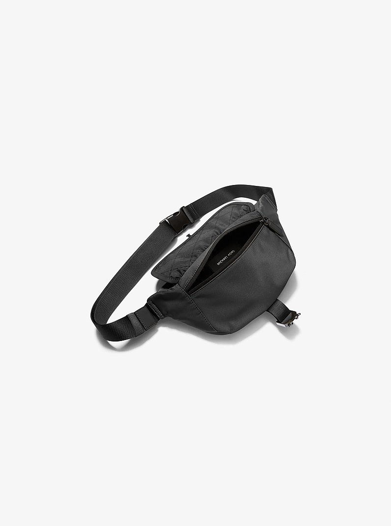 Sling-Tasche Eli aus Nylon im Pilotenstil in SCHWARZ | Michael Kors