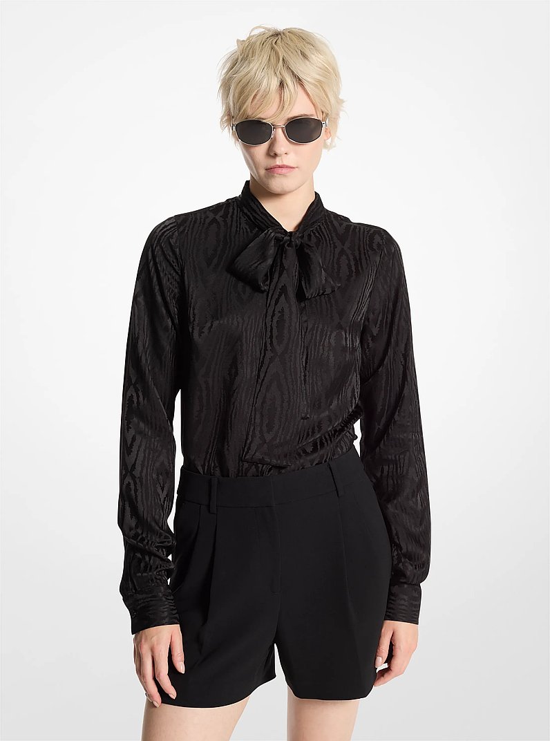 Blusa in moir&eacute; con colletto con nastro in NERO | Michael Kors