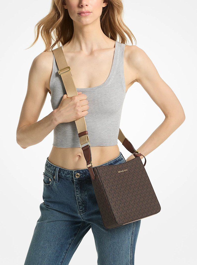 Bolso de mensajero Jet Set Travel peque&ntilde;o con estampado de logotipos in MARR&Oacute;N | Michael Kors