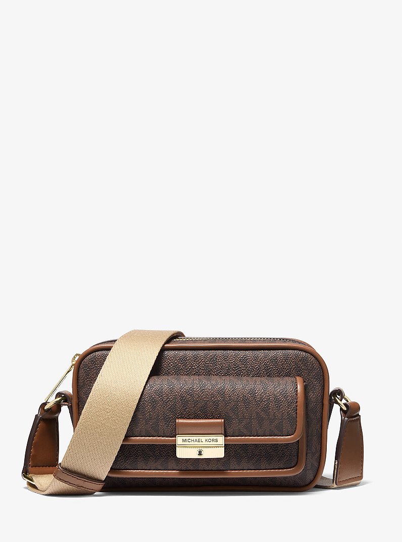Tr&egrave;s petit sac &agrave; bandouli&egrave;re pour appareil photo Bradshaw m&eacute;tallis&eacute; &agrave; logo Signature in BRUN | Michael Kors