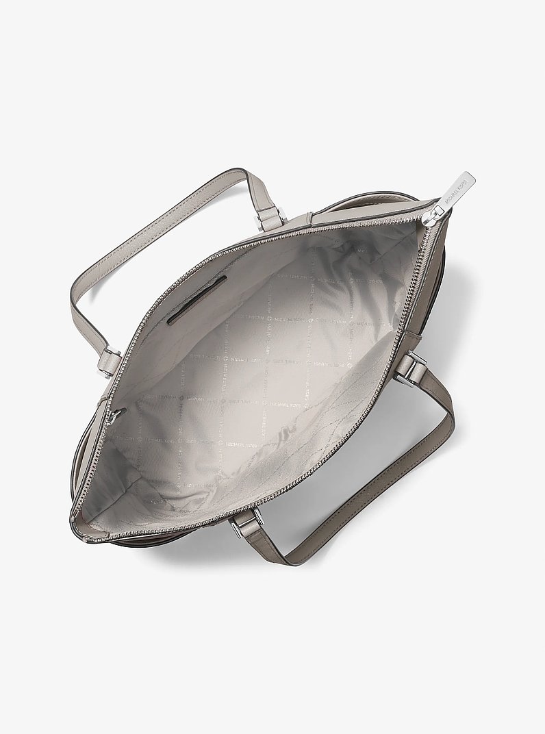 Grand sac fourre-tout Charlotte en cuir Saffiano &agrave; fermeture &eacute;clair sur le dessus in GRIS PERLE | Michael Kors