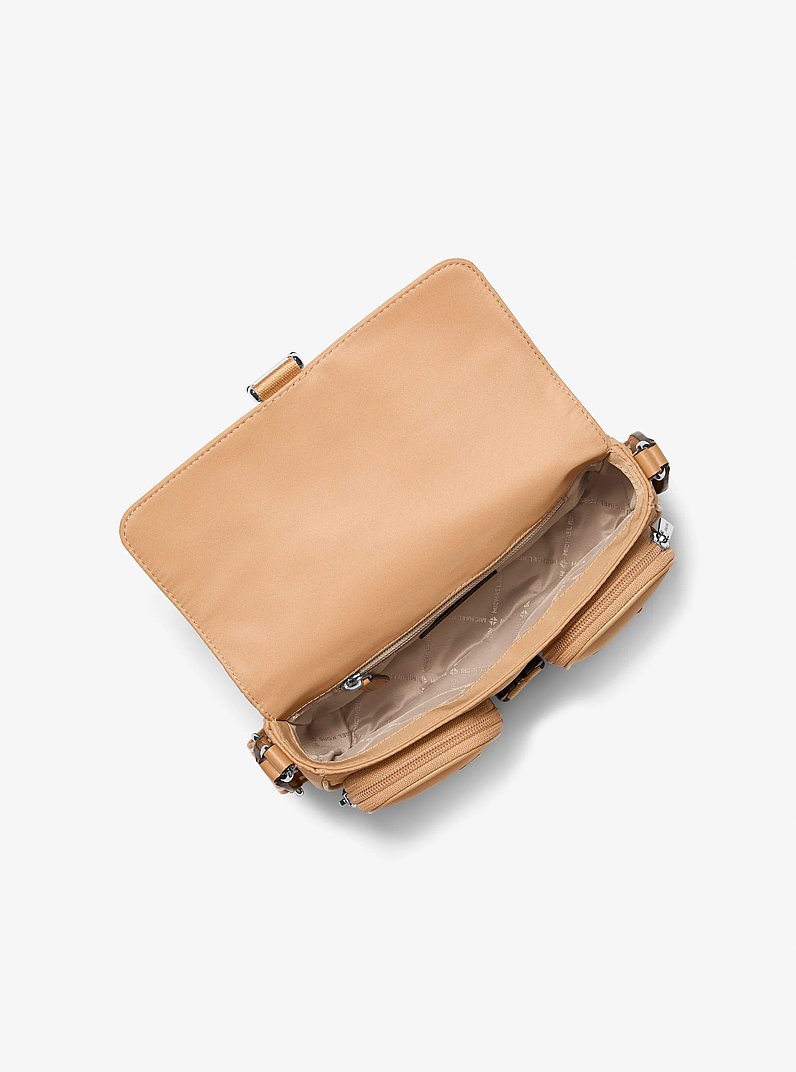 Sac messager Khai de taille moyenne en nylon in CACAHU&Egrave;TE | Michael Kors