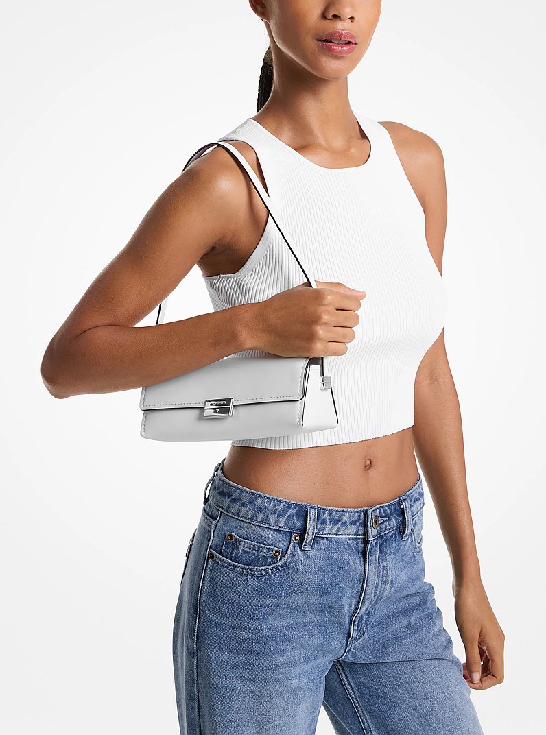 Wandelbare Pochette Ludlow Small aus Leder in OPTIC WHITE | Michael Kors