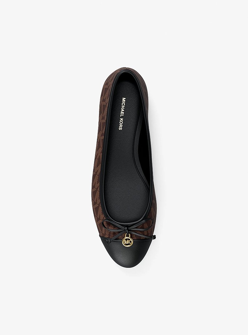 Ballerine Piper Flex &agrave; logo Signature in MARRON | Michael Kors