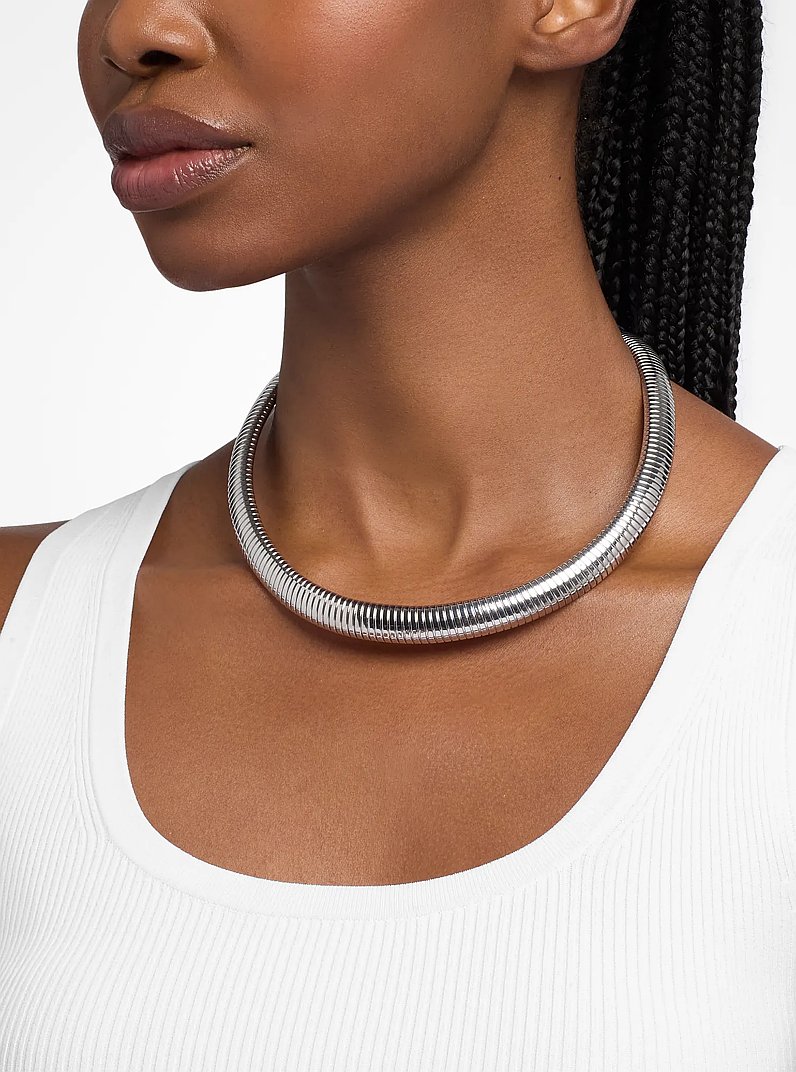 Collar r&iacute;gido de lat&oacute;n chapado en metales preciosos con incrustaciones in PLATEADO | Michael Kors