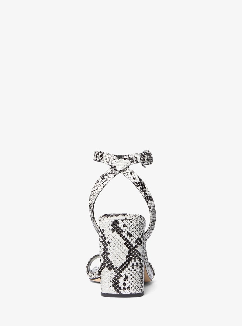 Sandalia Merriam de piel con motivo de serpiente en relieve y tac&oacute;n cuadrado in ALUMINIO | Michael Kors