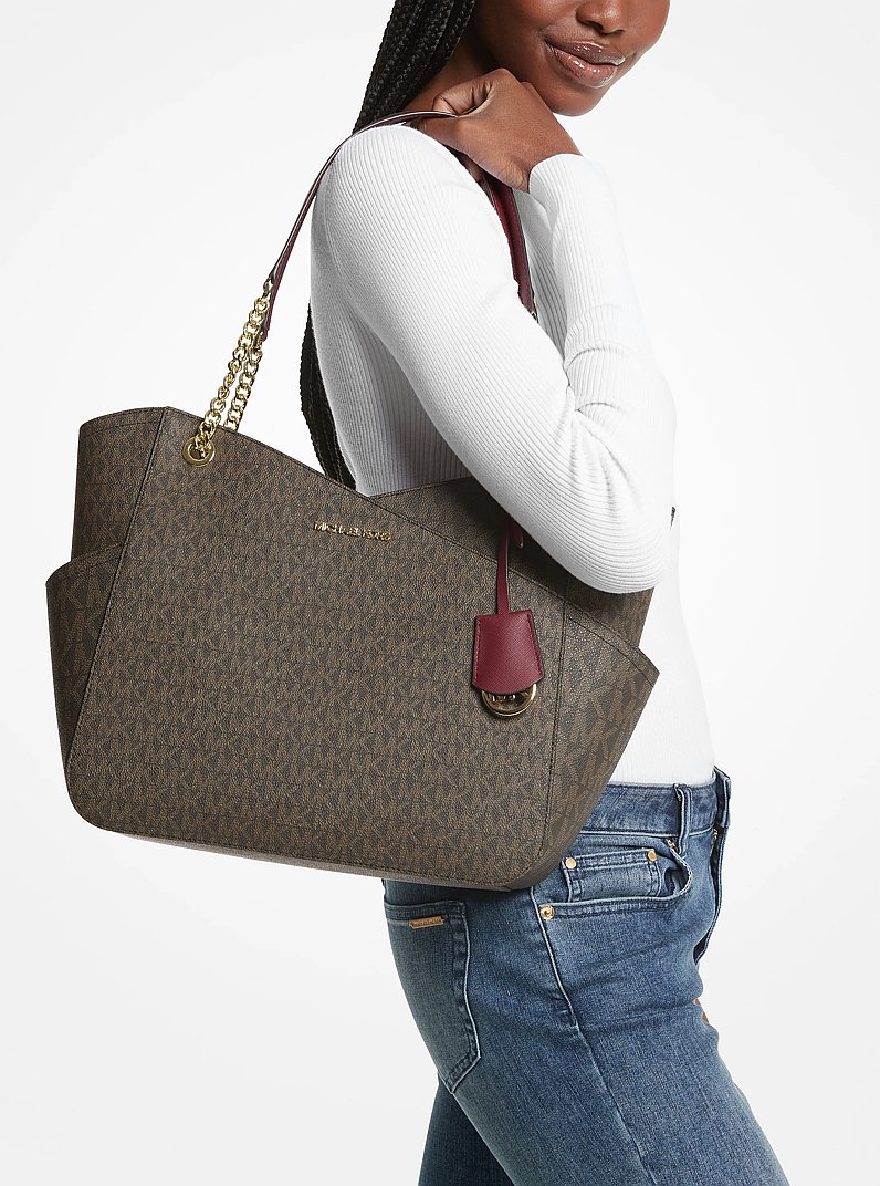 Jet Set Large Logo Shoulder Bag