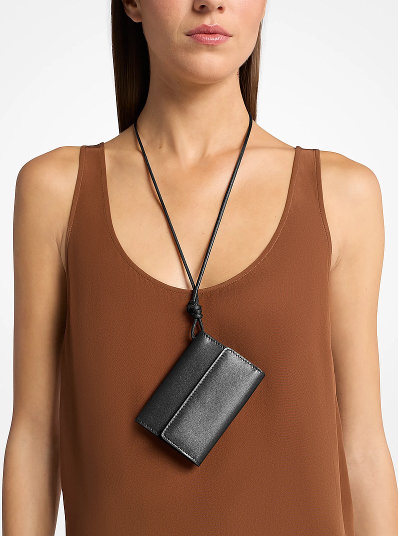 Leather Card Holder Necklace in NEGRO | Michael Kors