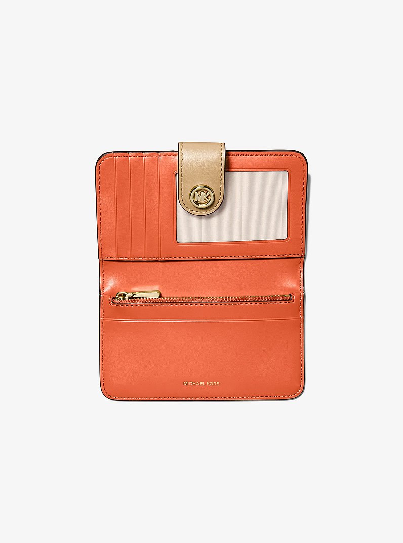 Cartera mediana de piel granulada con bloque de color y adorno MK curvo in [3766] | Michael Kors