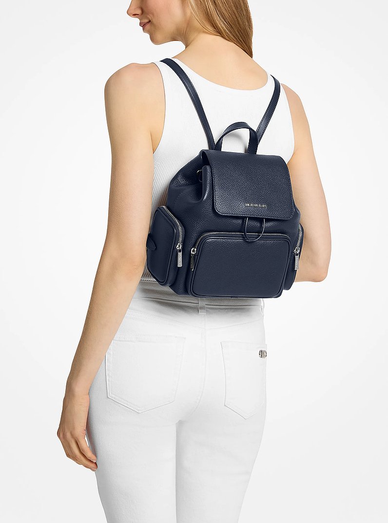 Petit sac &agrave; dos cargo Merritt en cuir grain&eacute; in BLEU MARINE | Michael Kors