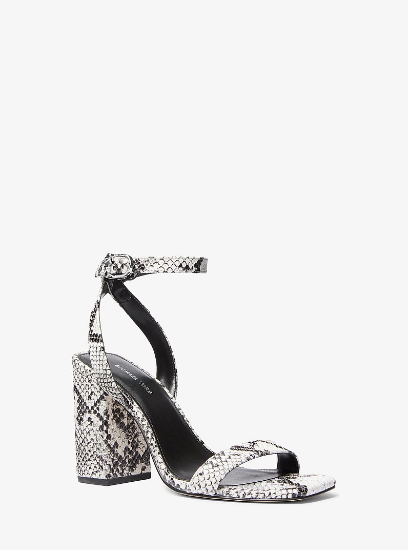 Sandalia Merriam de piel con motivo de serpiente en relieve y tac&oacute;n cuadrado in ALUMINIO | Michael Kors