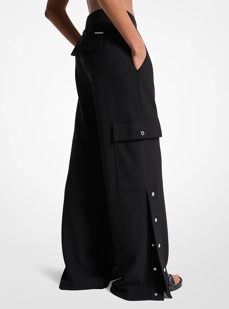 Cargohose aus Stretch-Krepp mit weitem Bein in SCHWARZ | Michael Kors