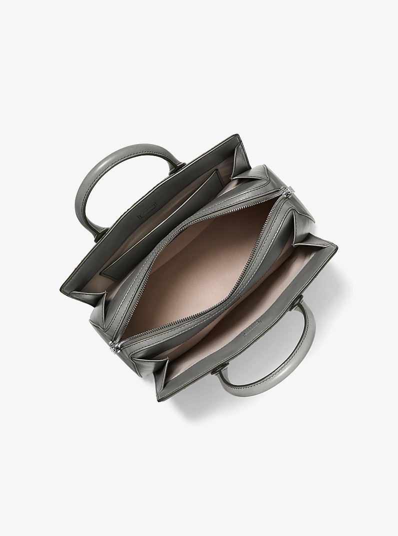 Tas Laila van gepolijst leer met logo in reli&euml;f, middelgroot in STORM | Michael Kors