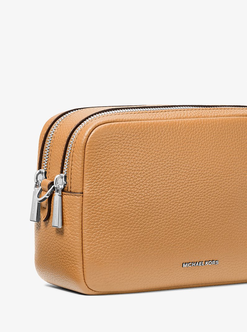 Kameratasche Bryant Medium aus gekrispeltem Leder in ERDNUSS | Michael Kors
