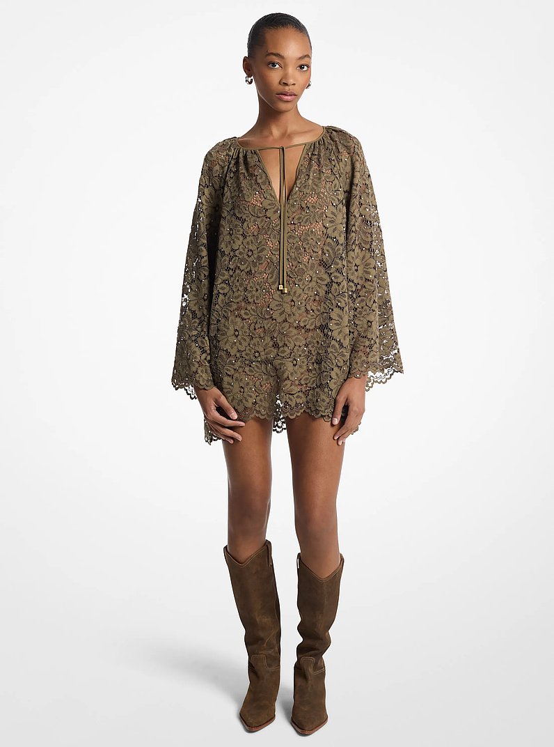 Vestido de encaje floral definido con cuello de pico y tachuelas
