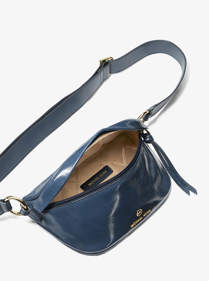 Tr&egrave;s petit sac &agrave; bretelle Slater en cuir verni