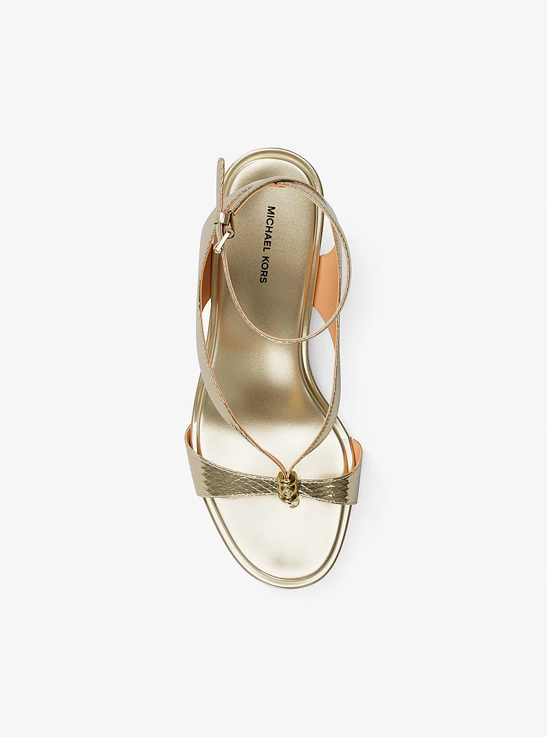 Sandalo Cherie in pelle stampa serpente metallizzata in ORO PALLIDO | Michael Kors
