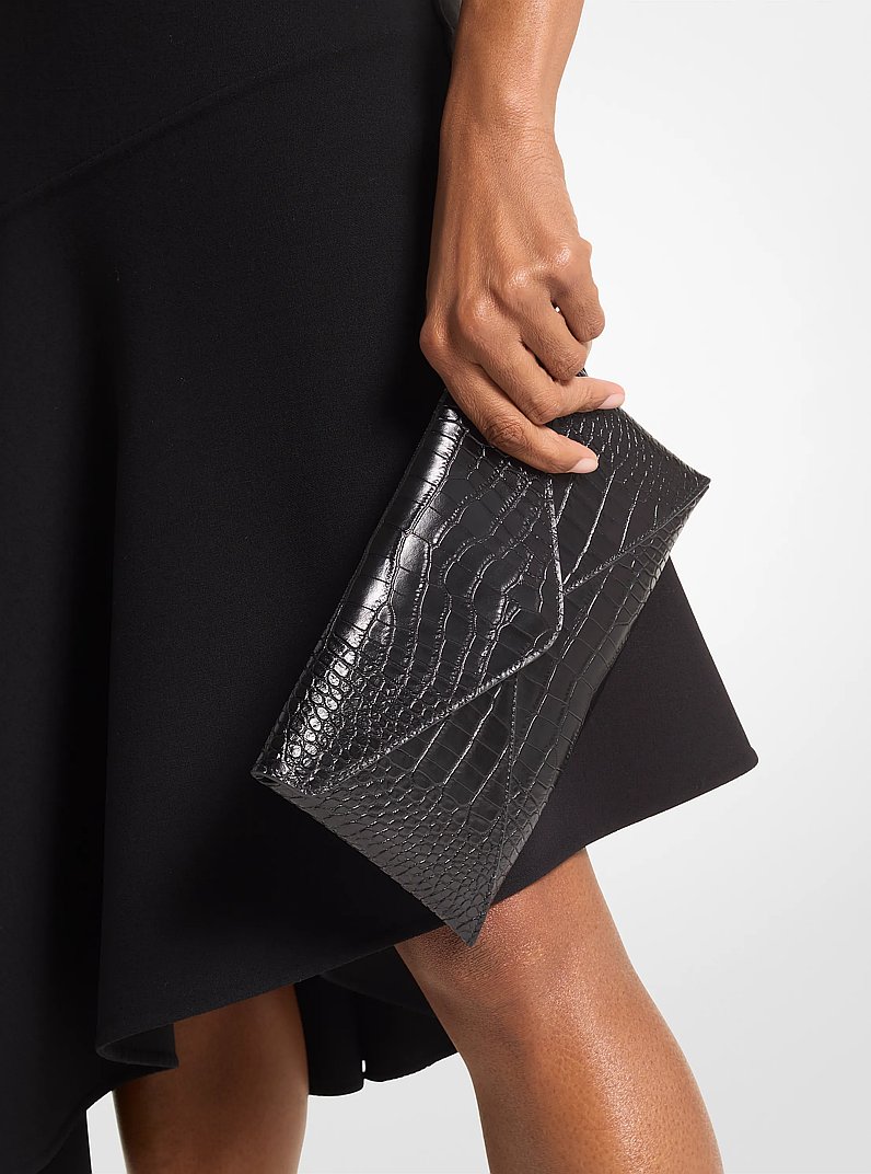 Pochette enveloppe Mia en cuir effet crocodile en relief in NOIR | Michael Kors