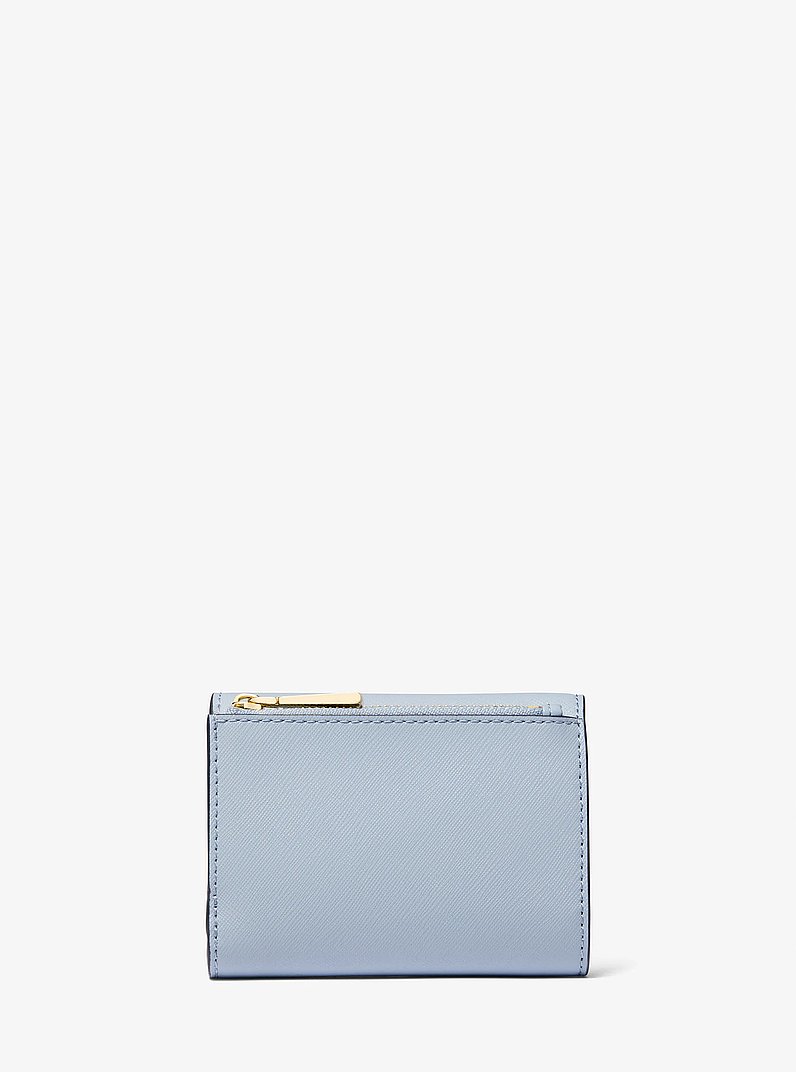 Cartera tipo sobre Carmen mediana de piel saffiano con tres pliegues in AZUL P&Aacute;LIDO | Michael Kors
