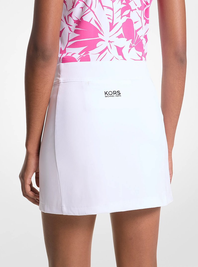 Mini jupe-short de golf en tricot extensible in BLANC | Michael Kors
