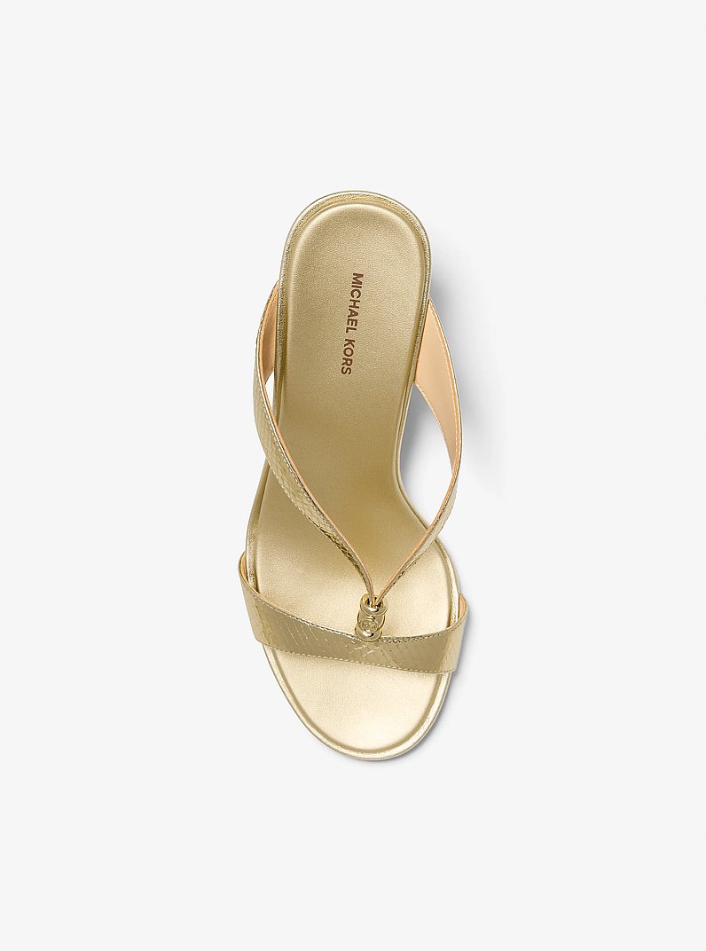 Sandalo Cherie in pelle stampa serpente metallizzata con zeppa in ORO PALLIDO | Michael Kors