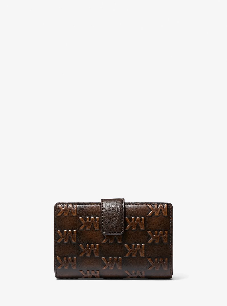 Billetera Jet Set Travel mediana de piel con logotipo en relieve y acabado pulido in CHOCOLATE | Michael Kors