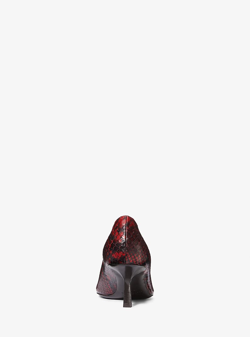 Zapato de sal&oacute;n Frankie de piel con motivo de pit&oacute;n en relieve in MERLOT | Michael Kors