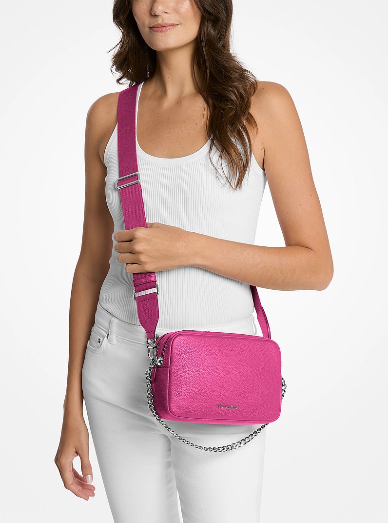 Sac &agrave; bandouli&egrave;re pour appareil photo Bryant de taille moyenne en cuir grain&eacute; in BAIES SAUVAGES | Michael Kors