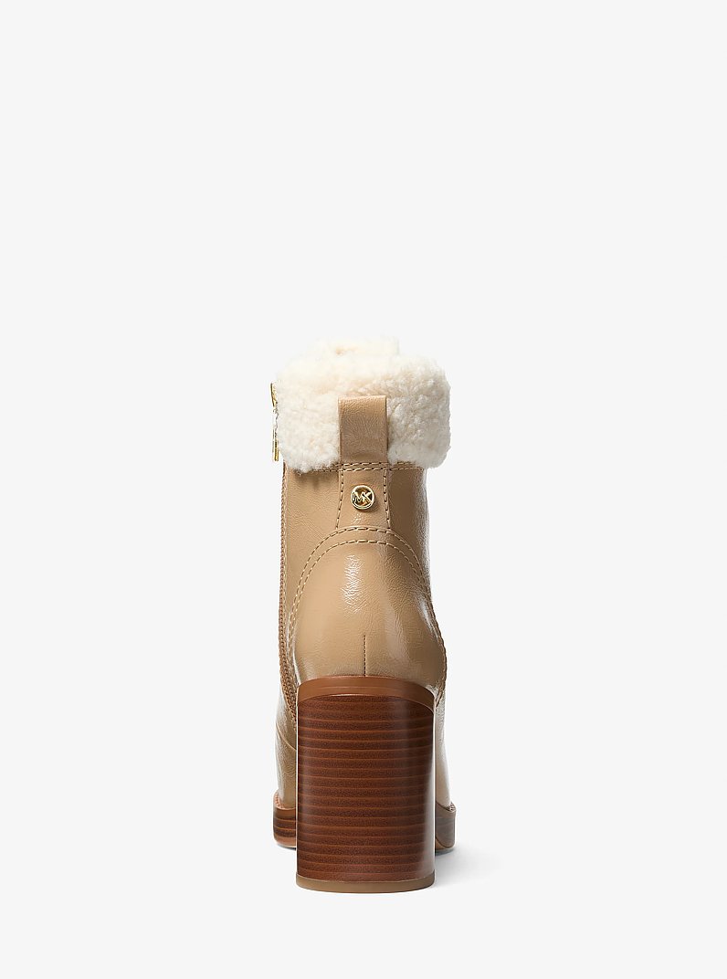 Bota Lacy de imitaci&oacute;n de piel de oveja con tac&oacute;n de bloque in CAMEL | Michael Kors